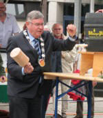 Stadtbrgermeister Wolfgang Jenssen beim traditionellen Fassanstich